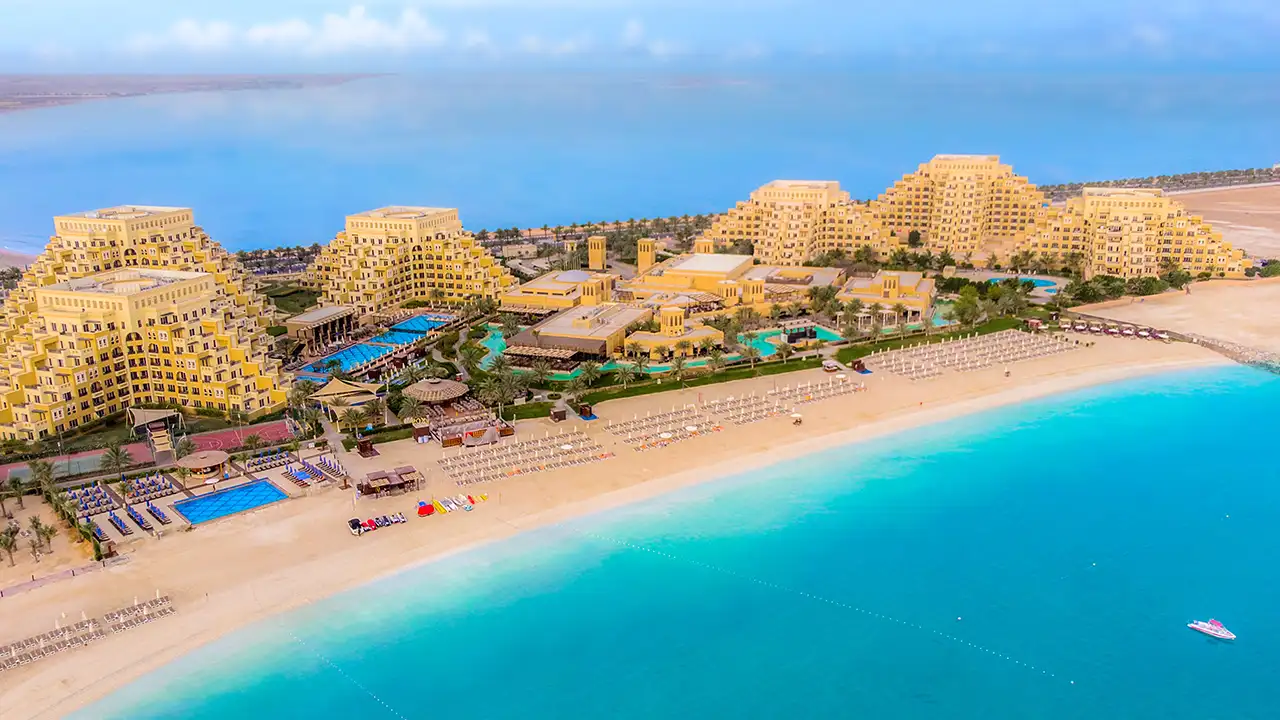 تمتع بإقامة فندقية تبحر بك في عالم مليء بالاسترخاء والراحة وسط فنادق إمارة رأس الخيمة في دولة الإمارات العربية المتحدة.