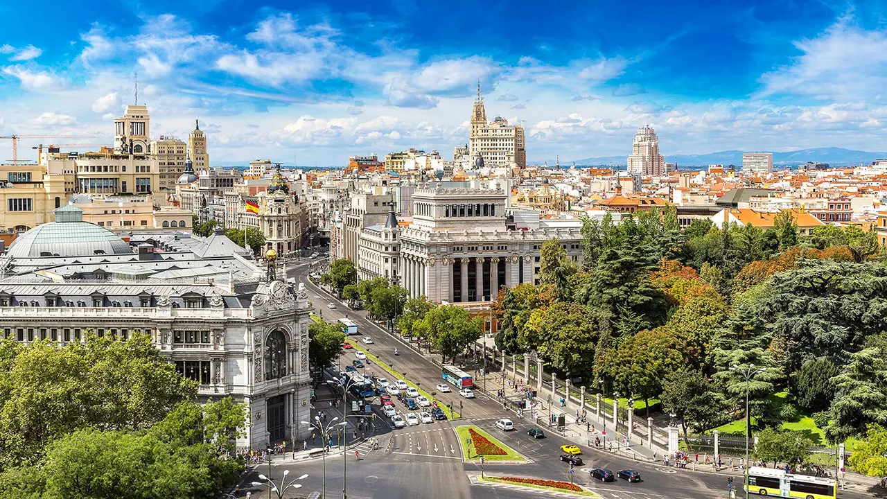تمتع مدينة مدريد بمكانة مرموقة جعلتها من أشهر المُدن الأوروبية الساحرة في العالم، حيث تتنوع بمعالمها التاريخية والسياحية والترفيهية أيضًا.
تتوفر في المدينة العديد من المقومات التي تستقطب إليها آلاف الزوار من مختلف البلدان، لتصبح المدينة الأكثر جذبًا في إسبانيا.