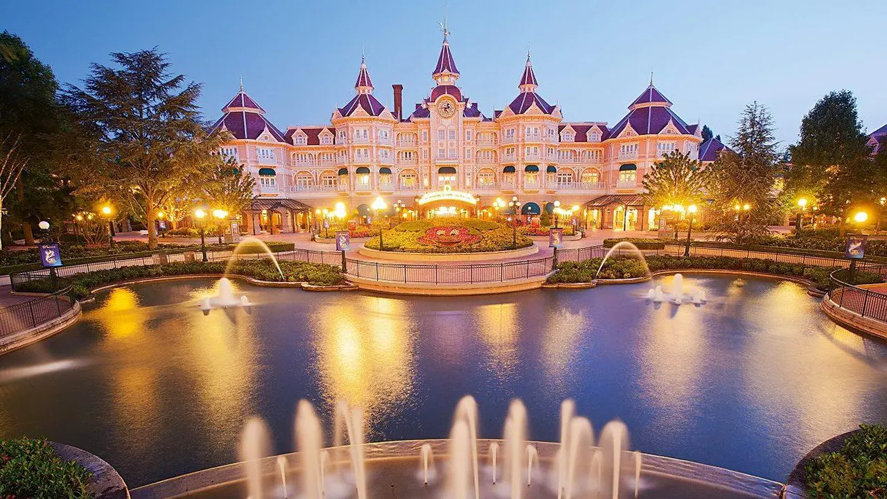 Make your stay at the Disneyland Paris Hotel a beautiful and unforgettable memory, and enjoy the privileges and luxurious hotel services.