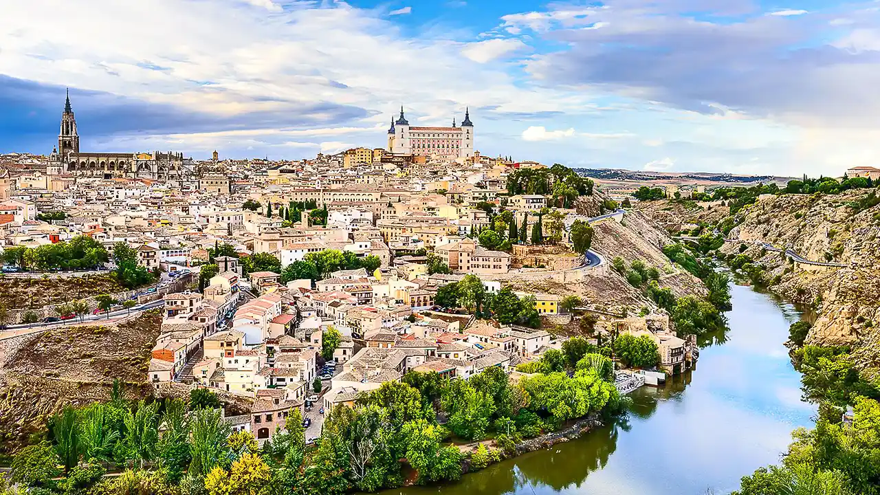 Choosing the perfect destination for your honeymoon is essential, and among many options, Spain stands out for its beautiful tourist cities, which are ideal for newlyweds.