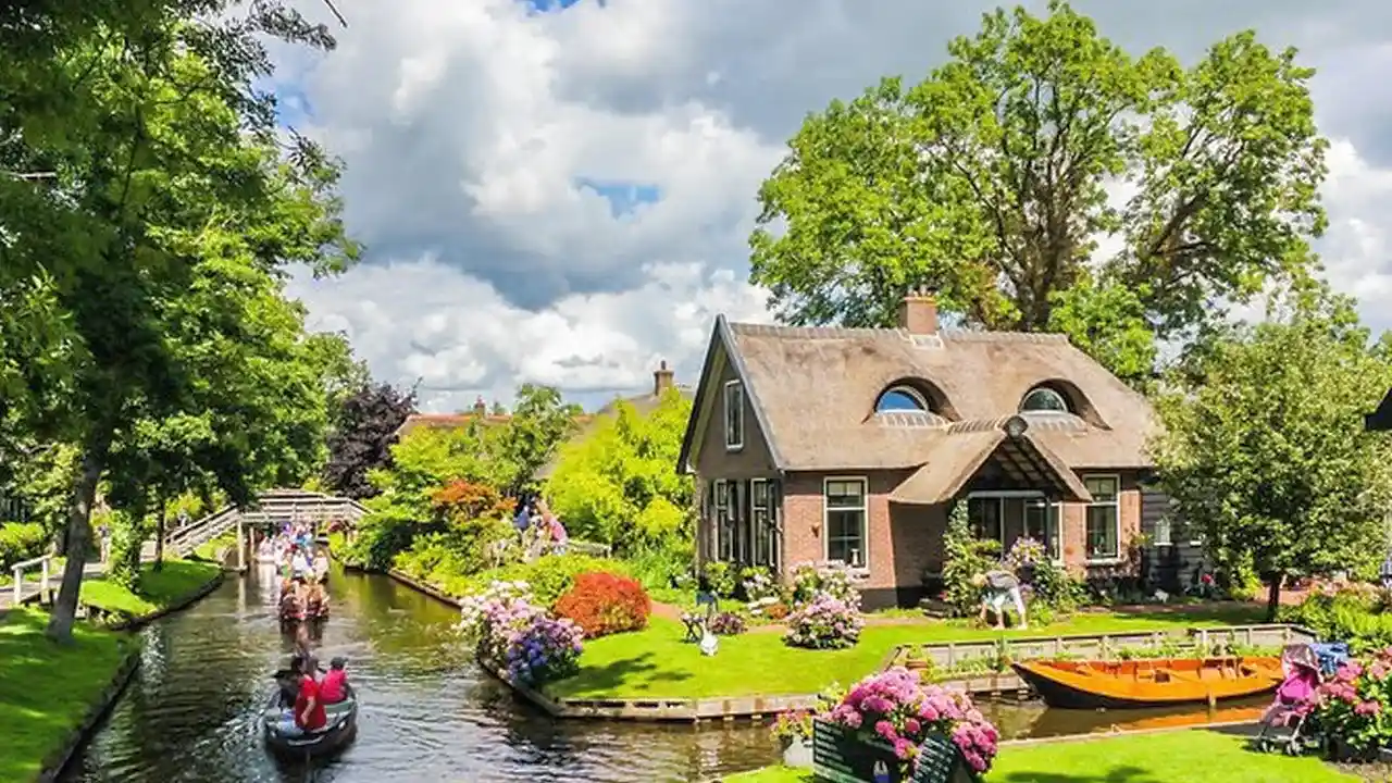 Giethoorn Day Trip with Boat Tour
