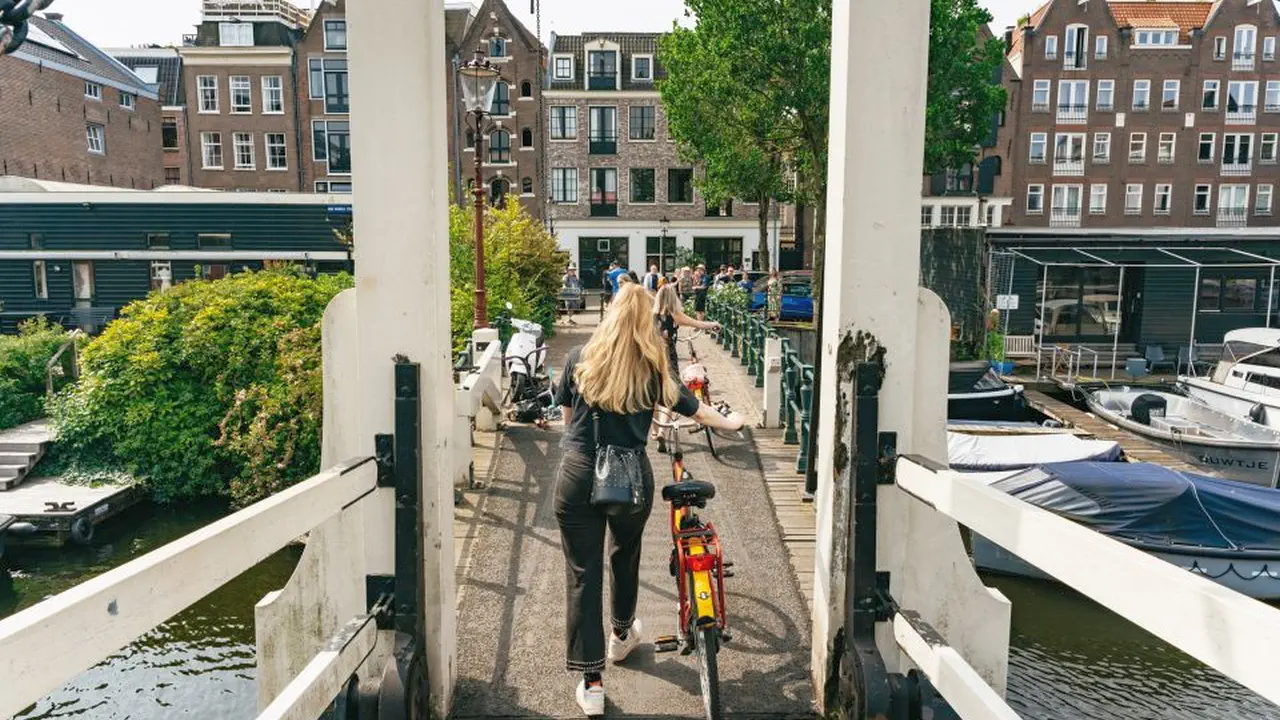 جولة بالدراجة في وسط أمستردام