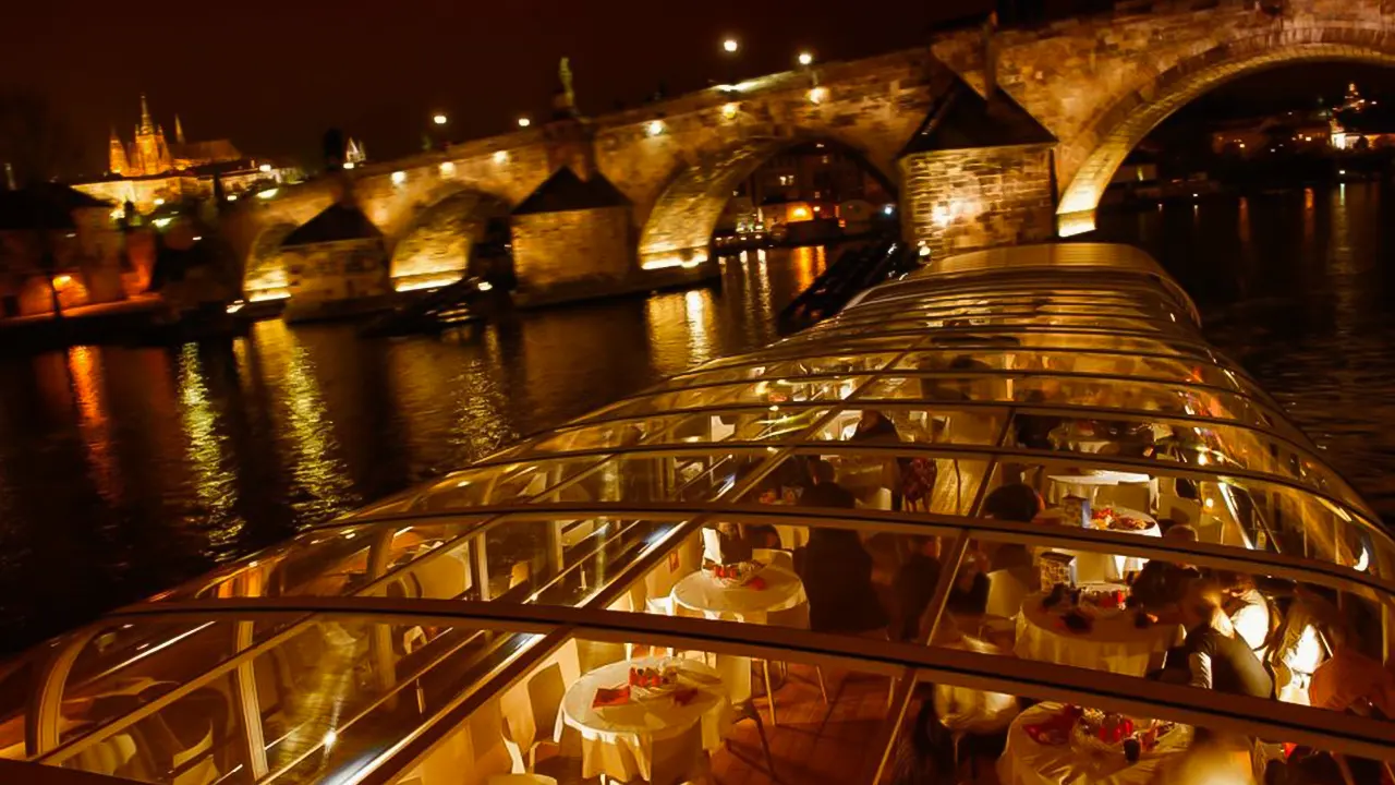 رحلة عشاء لمشاهدة المدينة على متن قارب زجاجي مفتوح