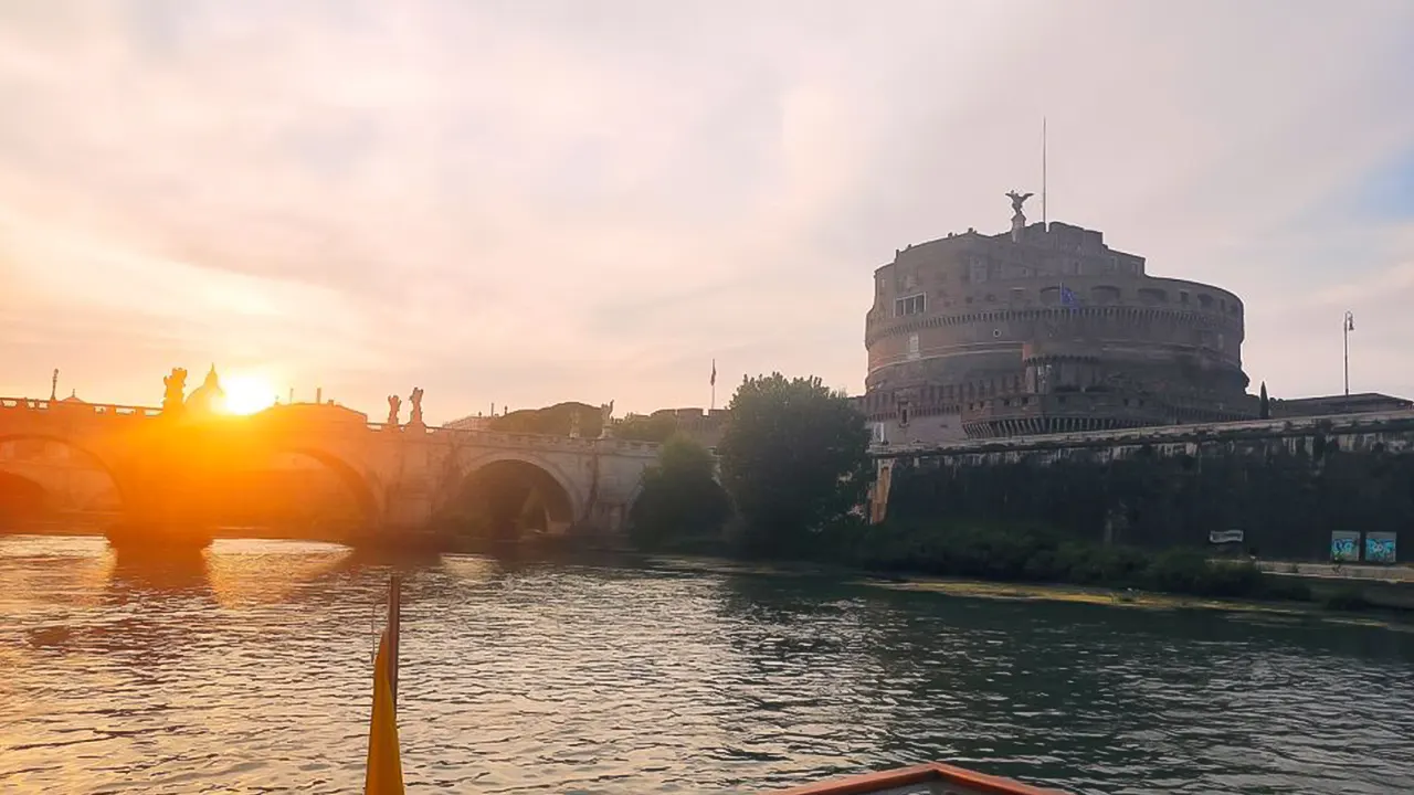 Evening cruise with snacks on the Tiber
