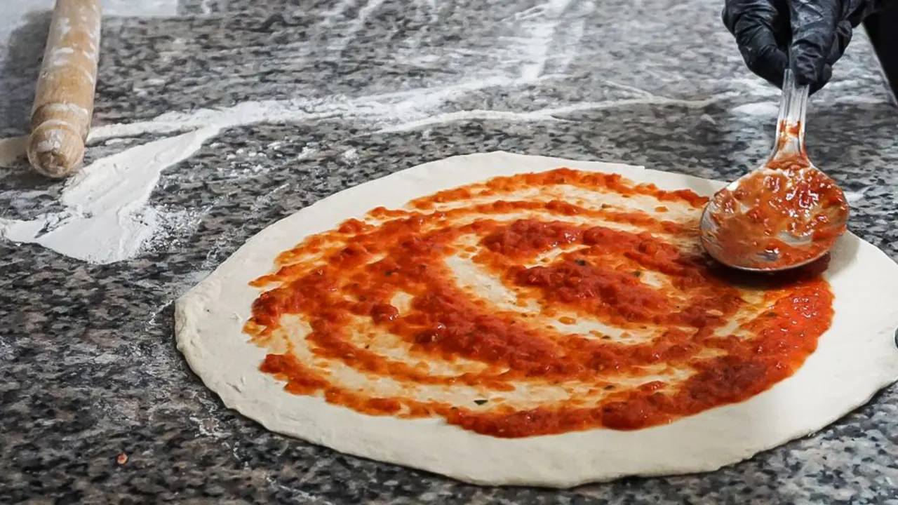 صنع البيتزا