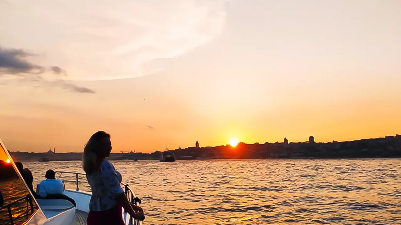رحلة بحرية على يخت الغروب في اسطنبول فى مضيق البوسفور
