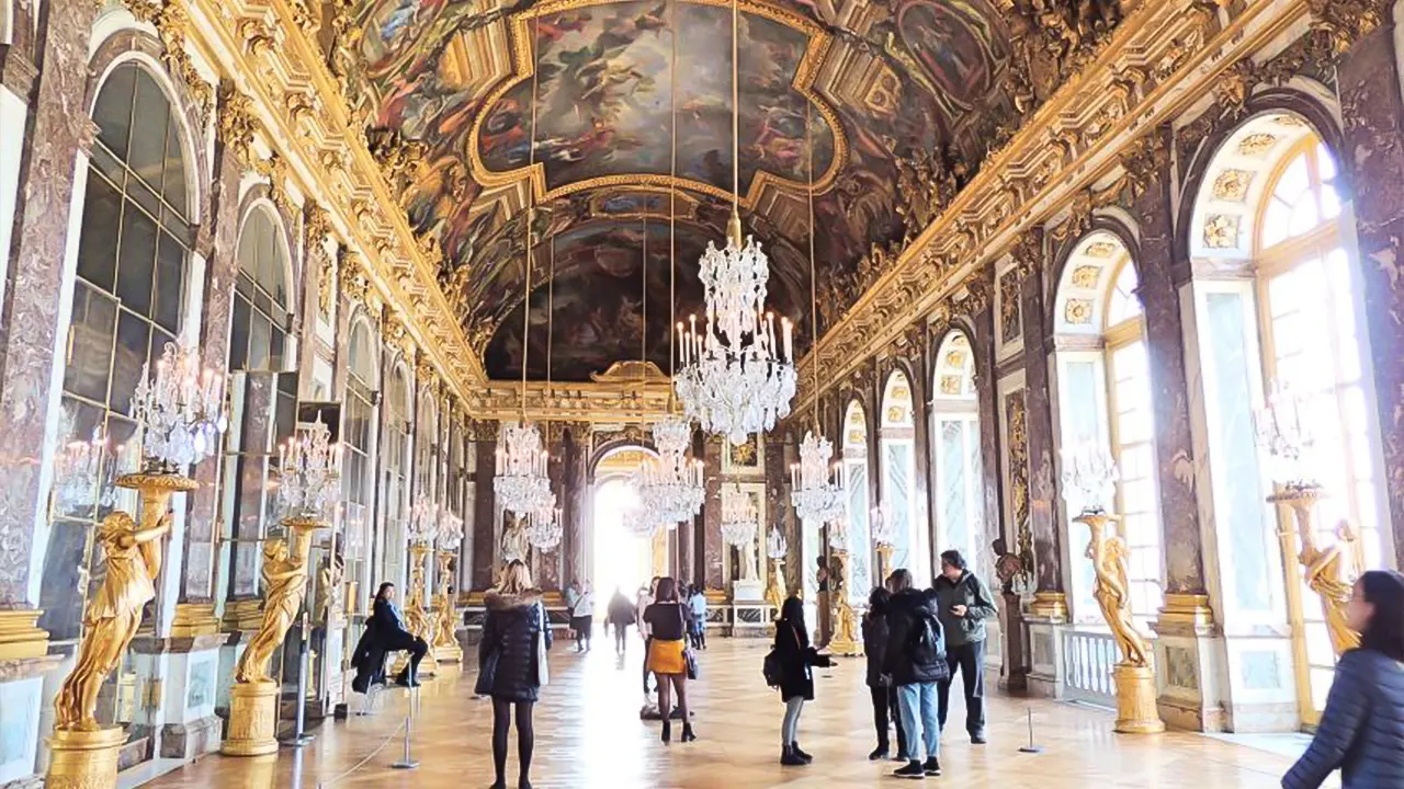 Guided tour of the Versailles palace and gardens