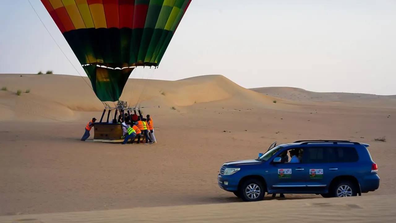 Balloon tour over the desert