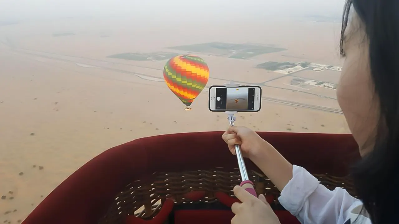 Balloon tour over the desert