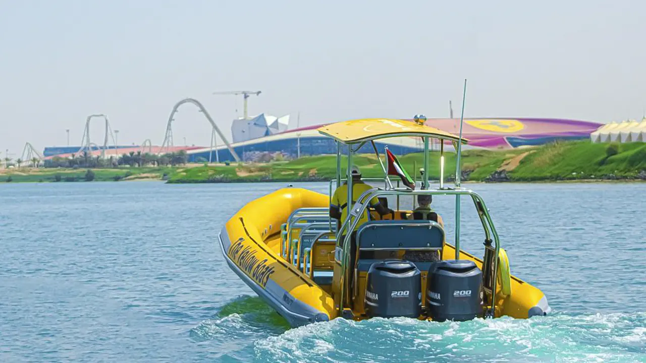 جولة سياحية بالقارب السريع