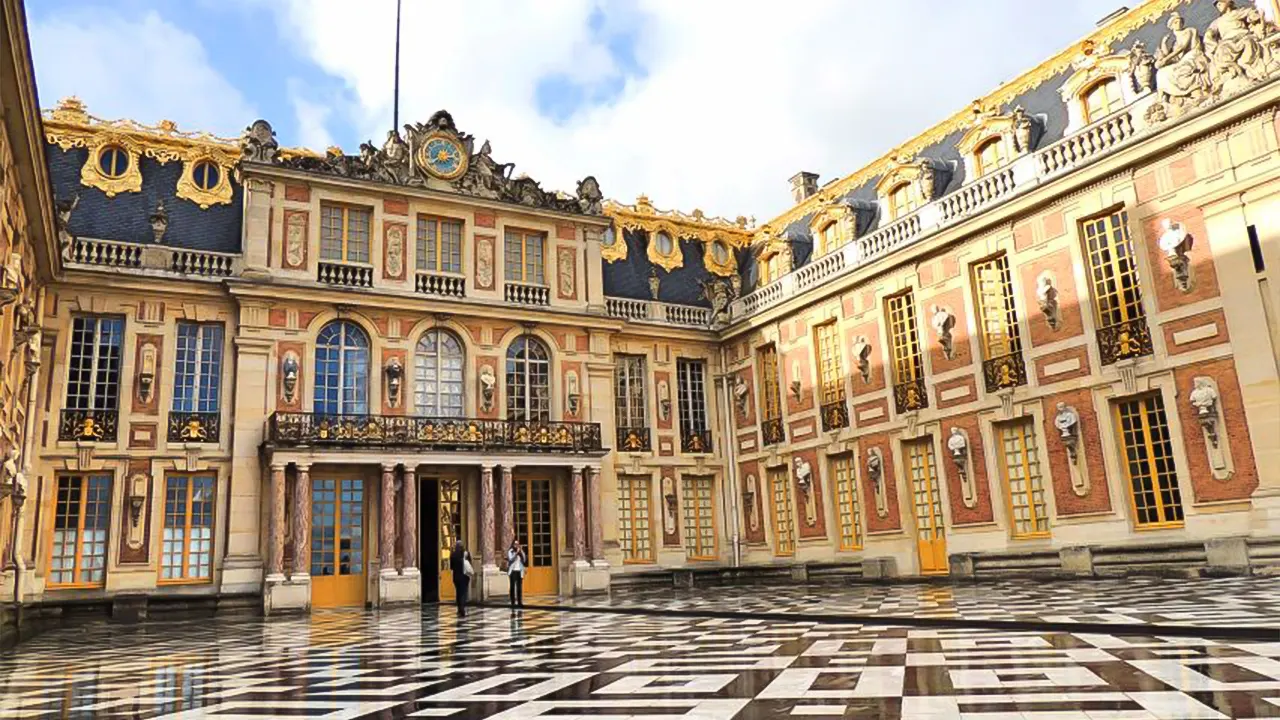 Guided tour of the Versailles palace and gardens