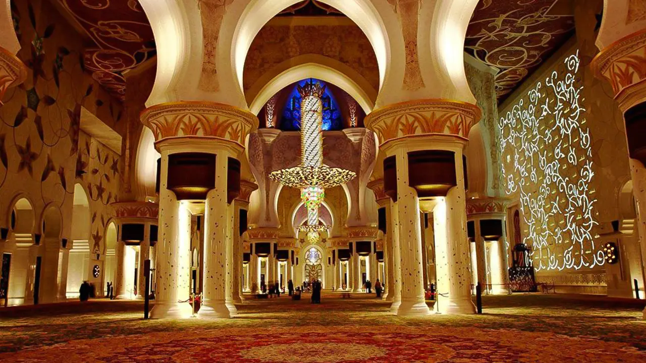 جولة في المسجد والقصر والجزيرة والتراث