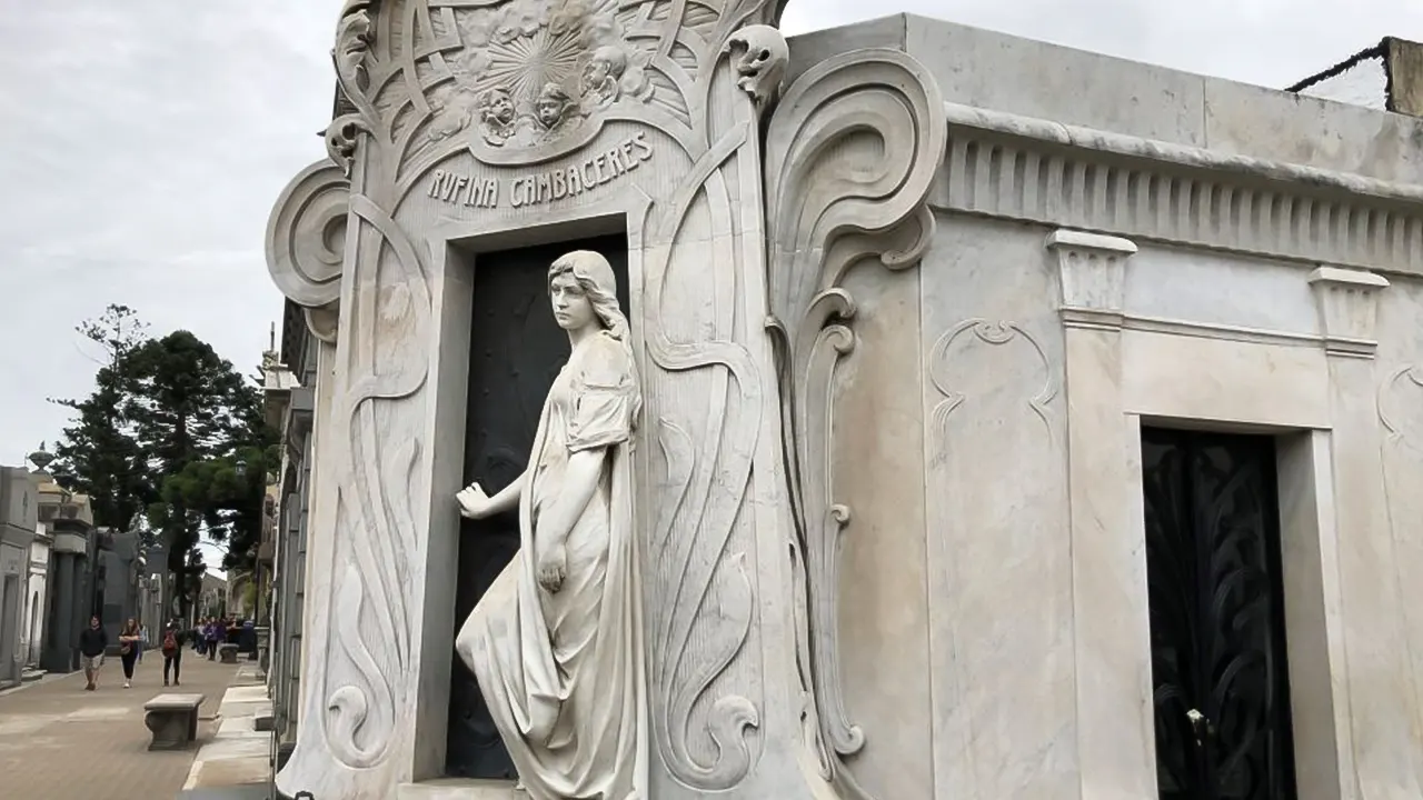 La Recoleta Cemetery Guided Tour in English