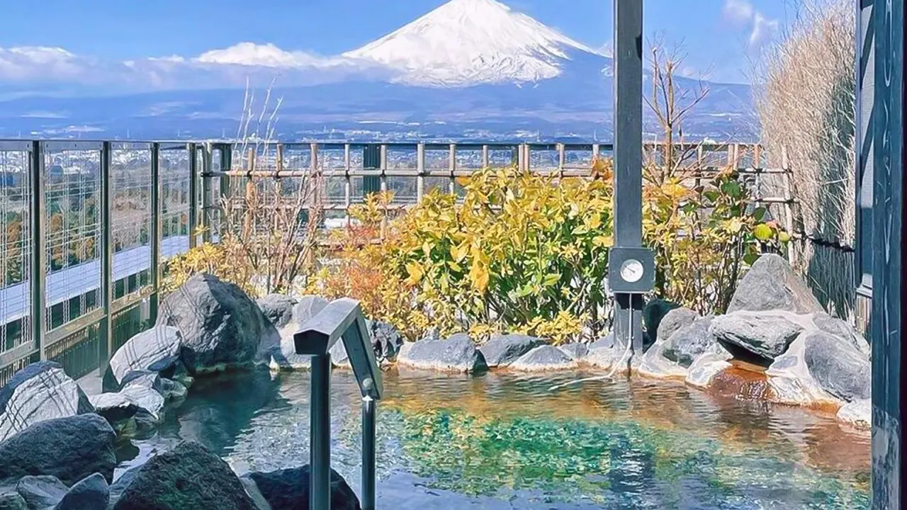 رحلة إلى جبل فوجي، وأوشينو هاكاي، والعلاج الطبيعي بالمياه الحارة في الينابيع الساخنة