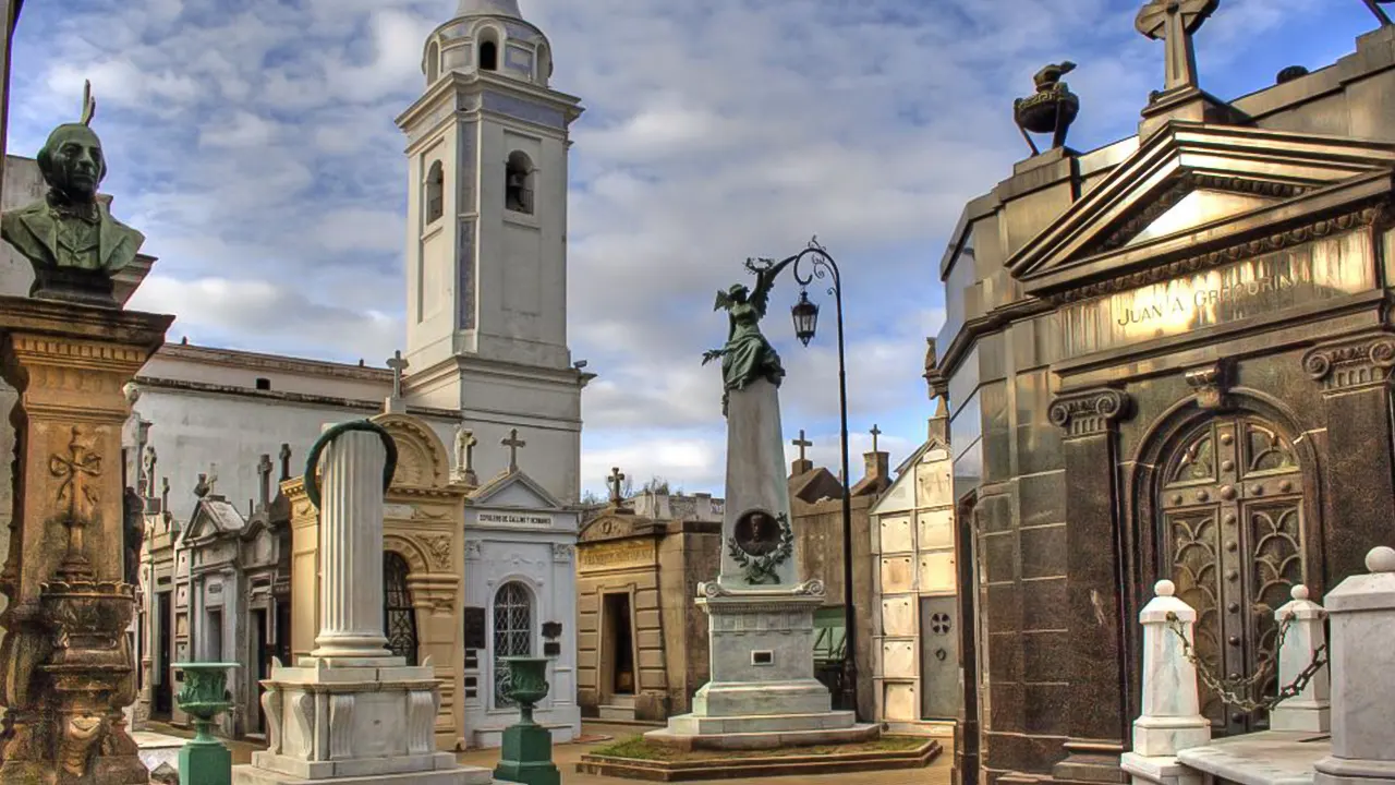 Walking Tour of the Recoleta Neighborhood in Buenos Aires